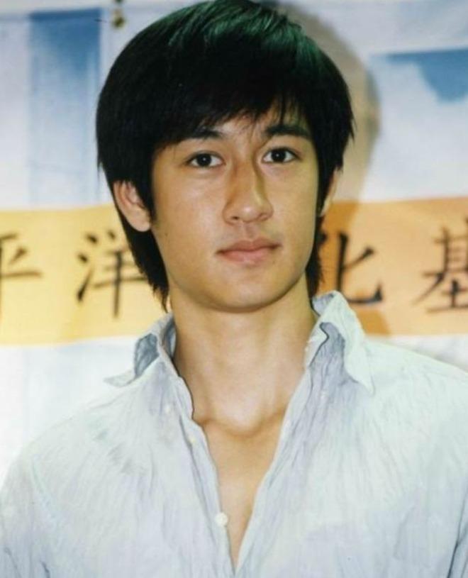 Nam thần đình đám một thời quỳ gối trước cửa đài truyền hình xin được đóng phim-3