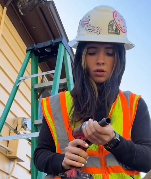 Nữ thợ điện trẻ tuổi xinh đẹp nổi tiếng khắp mạng xã hội-3