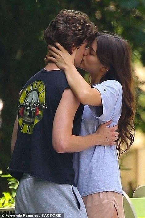 Suri Cruise hôn bạn trai-2