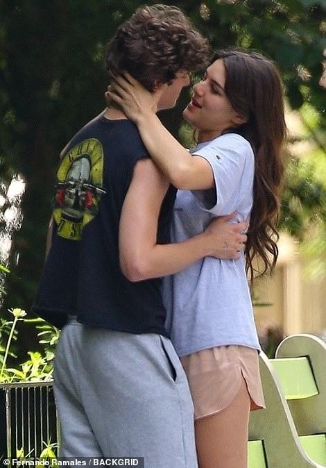 Suri Cruise hôn bạn trai-3