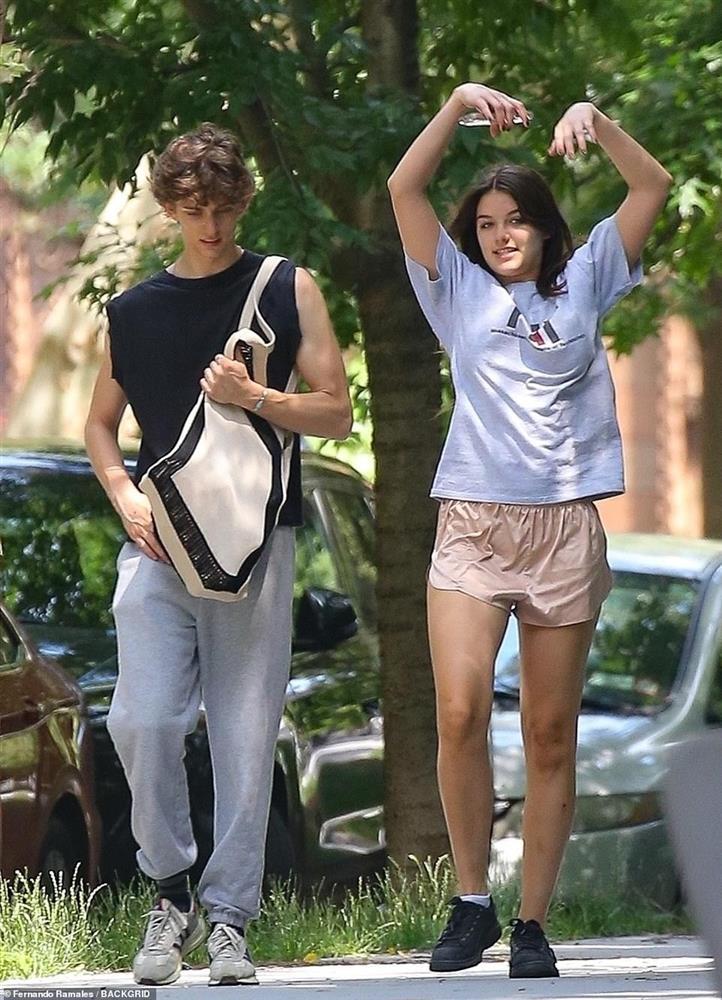 Suri Cruise hôn bạn trai-4