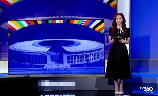 Cô gái gây bão khi xuất hiện trên sóng truyền hình bình luận Euro 2024-1