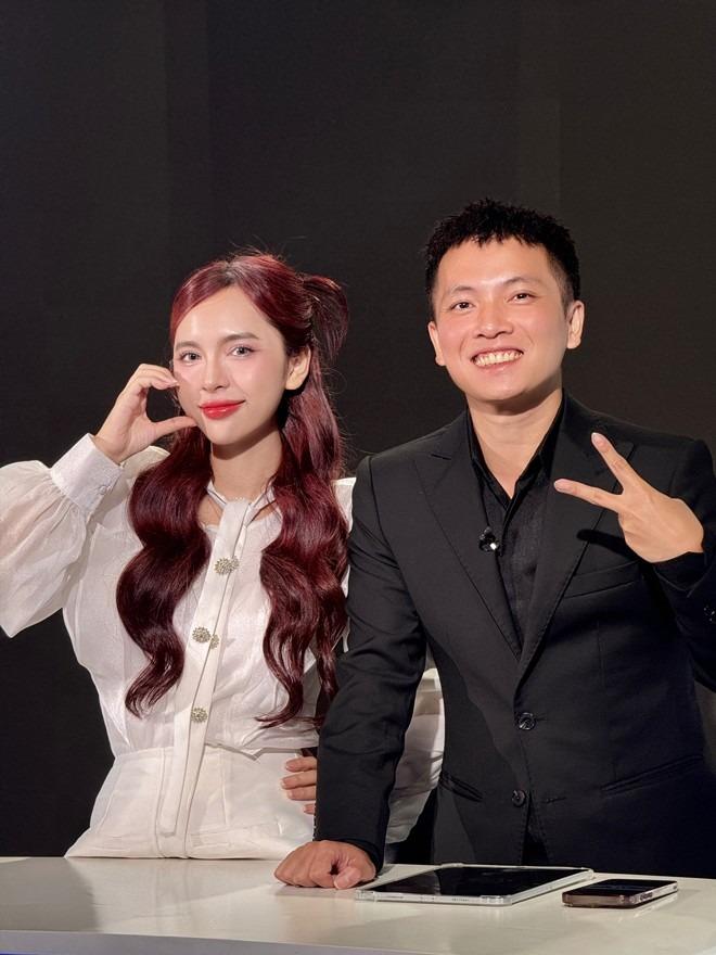 Cô gái gây bão khi xuất hiện trên sóng truyền hình bình luận Euro 2024-2