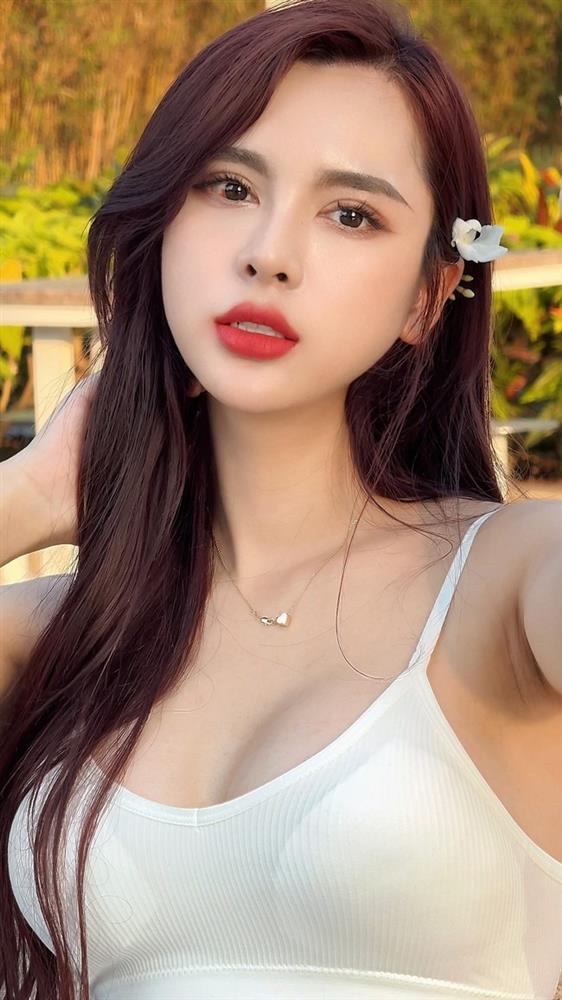 Cô gái gây bão khi xuất hiện trên sóng truyền hình bình luận Euro 2024-3