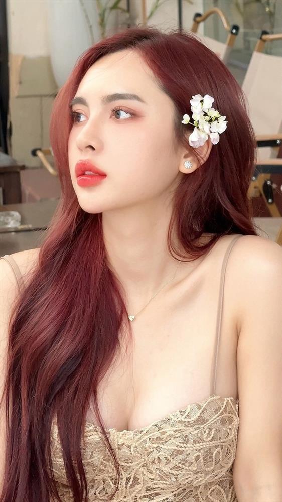 Cô gái gây bão khi xuất hiện trên sóng truyền hình bình luận Euro 2024-4