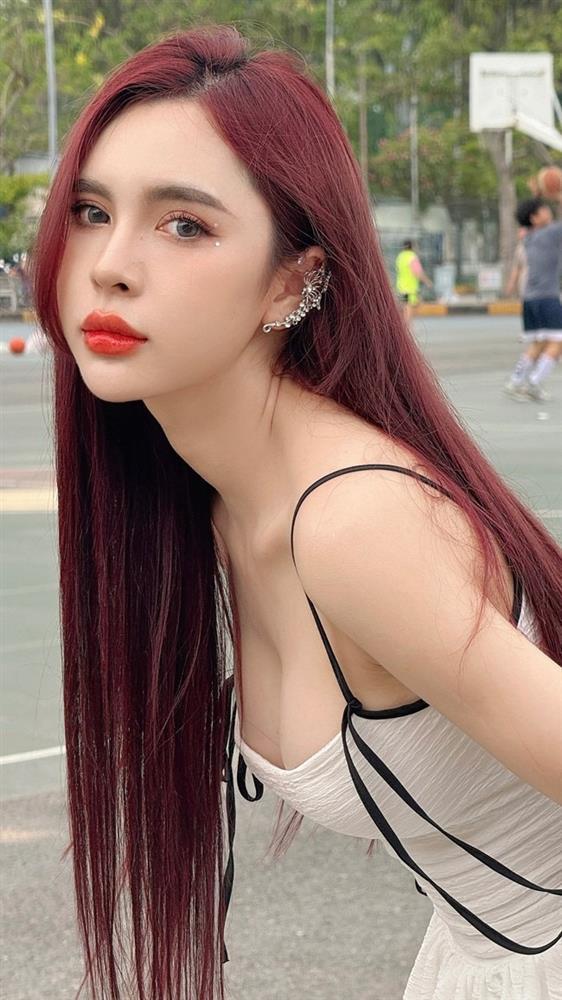 Cô gái gây bão khi xuất hiện trên sóng truyền hình bình luận Euro 2024-5