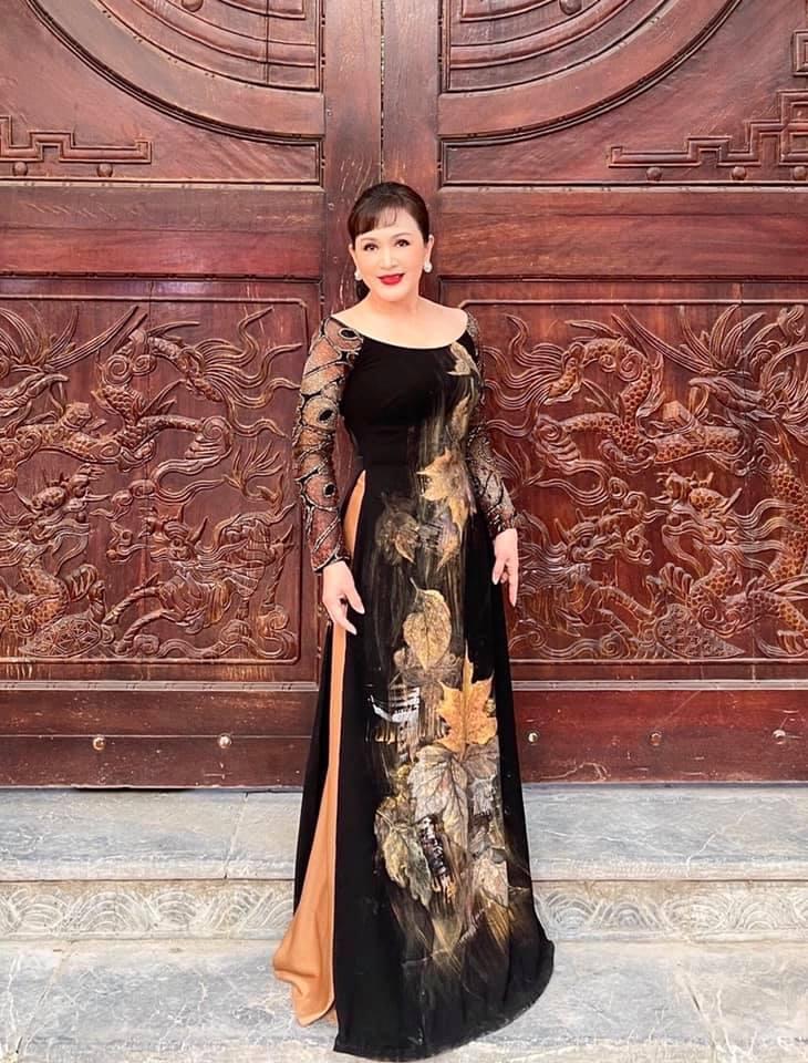 Nhan sắc vượt thời gian của NSND Minh Hòa ở tuổi 60-2