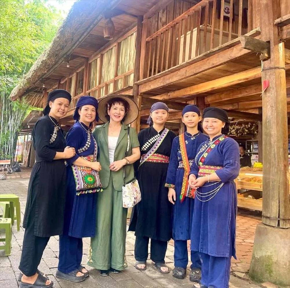 Nhan sắc vượt thời gian của NSND Minh Hòa ở tuổi 60-3