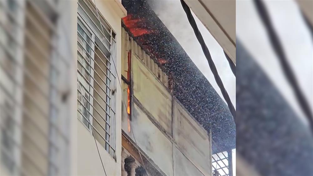 Cháy nhà ở Hà Nội lúc giữa trưa, cả xóm lao vào dập lửa-2