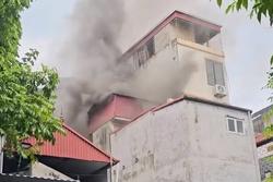 Cháy nhà ở Hà Nội lúc giữa trưa, cả xóm lao vào dập lửa