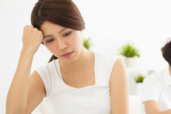 Đến quán chồng hay ngồi xem bóng đá để gây bất ngờ, người vợ chết lặng khi chứng kiến sự thật phũ phàng