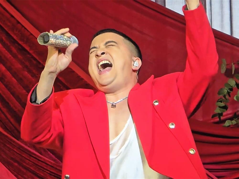 Ca sĩ Cao Thái Sơn có phô trương thái quá?-1