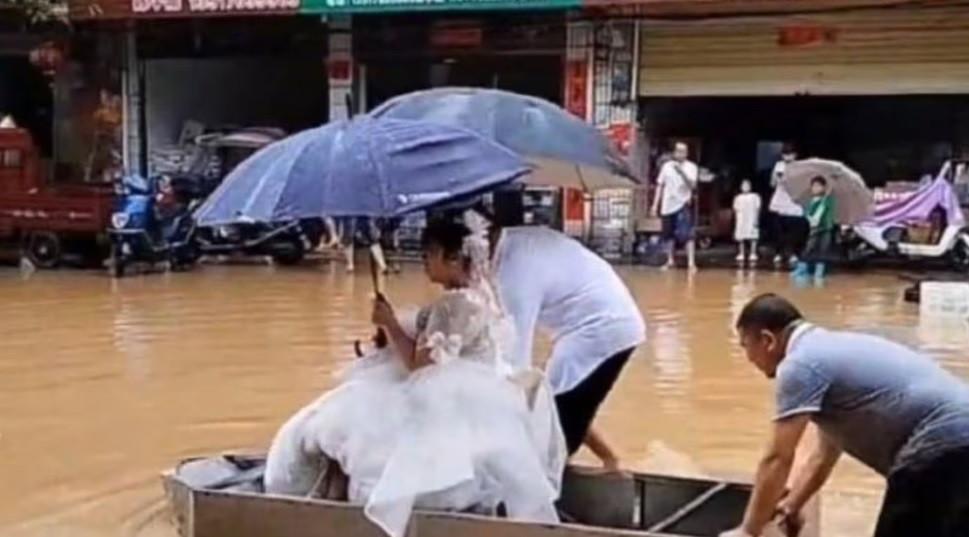 Cô dâu cưỡi xe cứu hỏa, ngồi thuyền tự chế trong ngày cưới-2