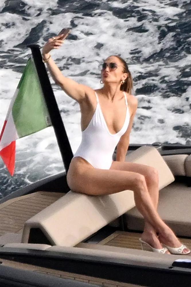 Jennifer Lopez mặc bikini sexy một mình đi nghỉ trên du thuyền triệu đô-1