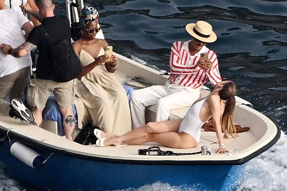 Jennifer Lopez mặc bikini sexy một mình đi nghỉ trên du thuyền triệu đô-2