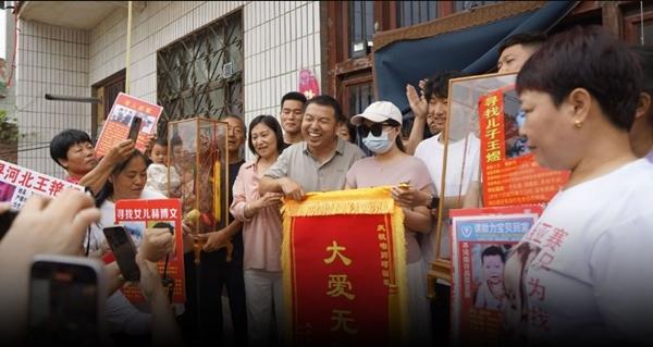 Ông bố cười rạng rỡ, mở tiệc ăn mừng đón con trở về sau hơn 20 năm bị bắt cóc-1