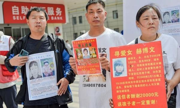 Ông bố cười rạng rỡ, mở tiệc ăn mừng đón con trở về sau hơn 20 năm bị bắt cóc-2