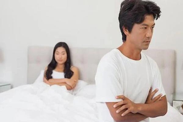 Không phải ngoại tình, chồng tránh chạm vào vợ hầu hết vì 4 lý do này