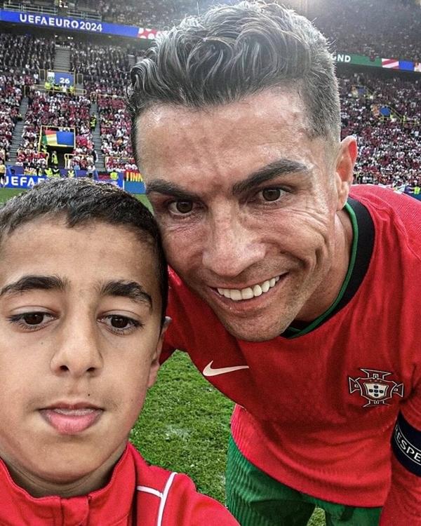 CĐV quá khích liên tục lao vào sân khiến Ronaldo khó chịu, trừ ngoại lệ duy nhất-2