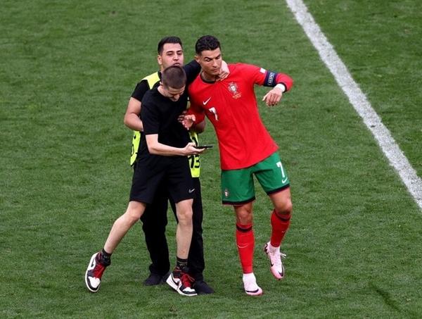 CĐV quá khích liên tục lao vào sân khiến Ronaldo khó chịu, trừ ngoại lệ duy nhất-3