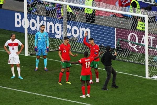 CĐV quá khích liên tục lao vào sân khiến Ronaldo khó chịu, trừ ngoại lệ duy nhất-5