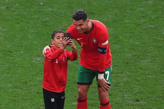 CĐV quá khích liên tục lao vào sân khiến Ronaldo khó chịu, trừ ngoại lệ duy nhất