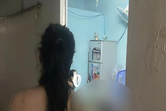 Sang phòng trọ rủ bạn đi uống cà phê sáng, người đàn ông tá hỏa phát hiện bạn chết trong tư thế treo cổ