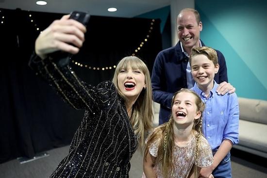 Hoàng tử William nhảy cuồng nhiệt theo Taylor Swift gây bão mạng