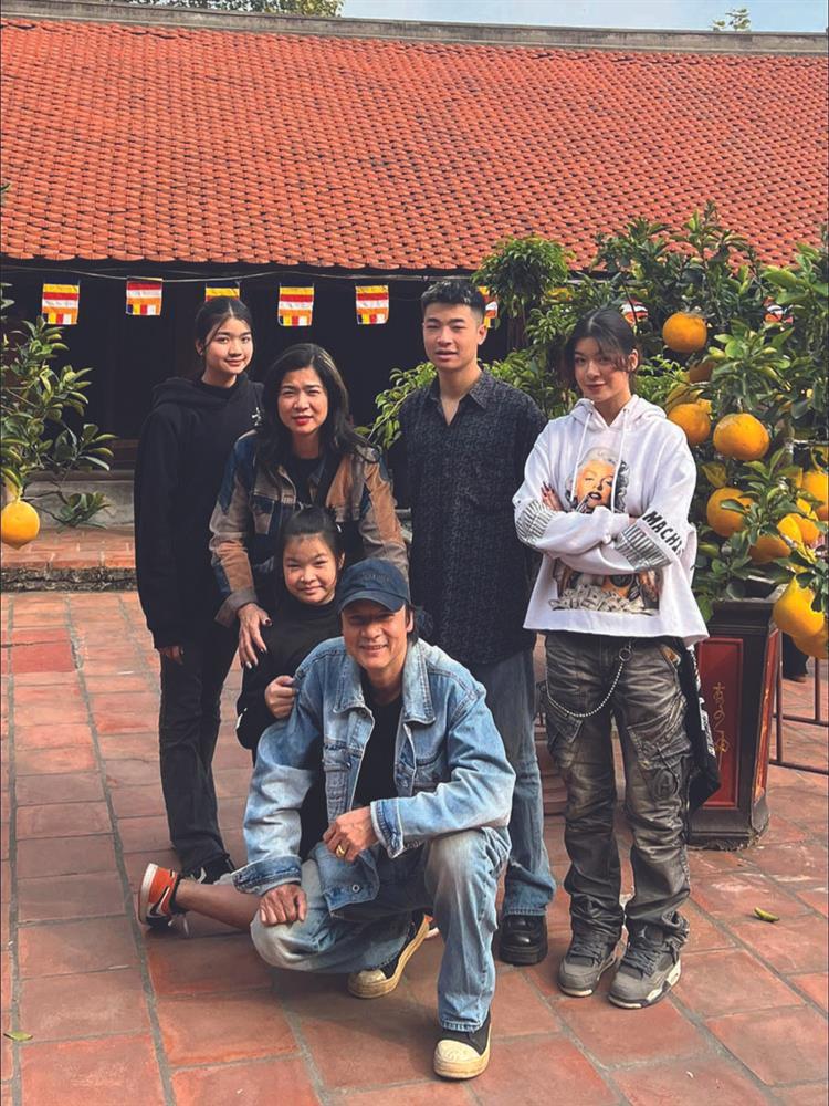 NSƯT Võ Hoài Nam gần 30 năm hạnh phúc bên vợ kém 12 tuổi và 4 con-4