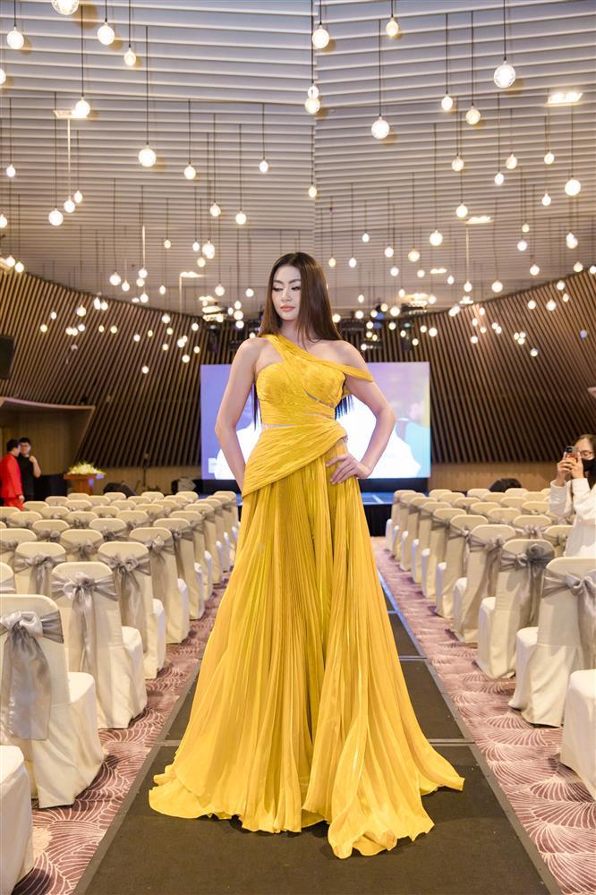 Từng là đối thủ, Miss Cosmo Xuân Hạnh và Bâu Phương Vy thân thiết khi tái ngộ-4