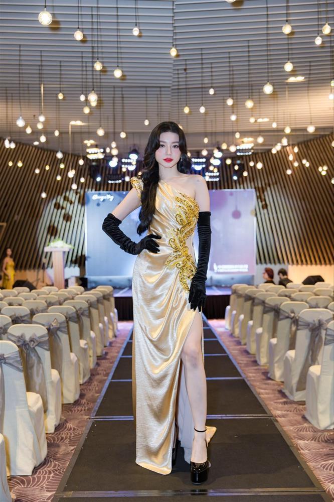 Từng là đối thủ, Miss Cosmo Xuân Hạnh và Bâu Phương Vy thân thiết khi tái ngộ-5