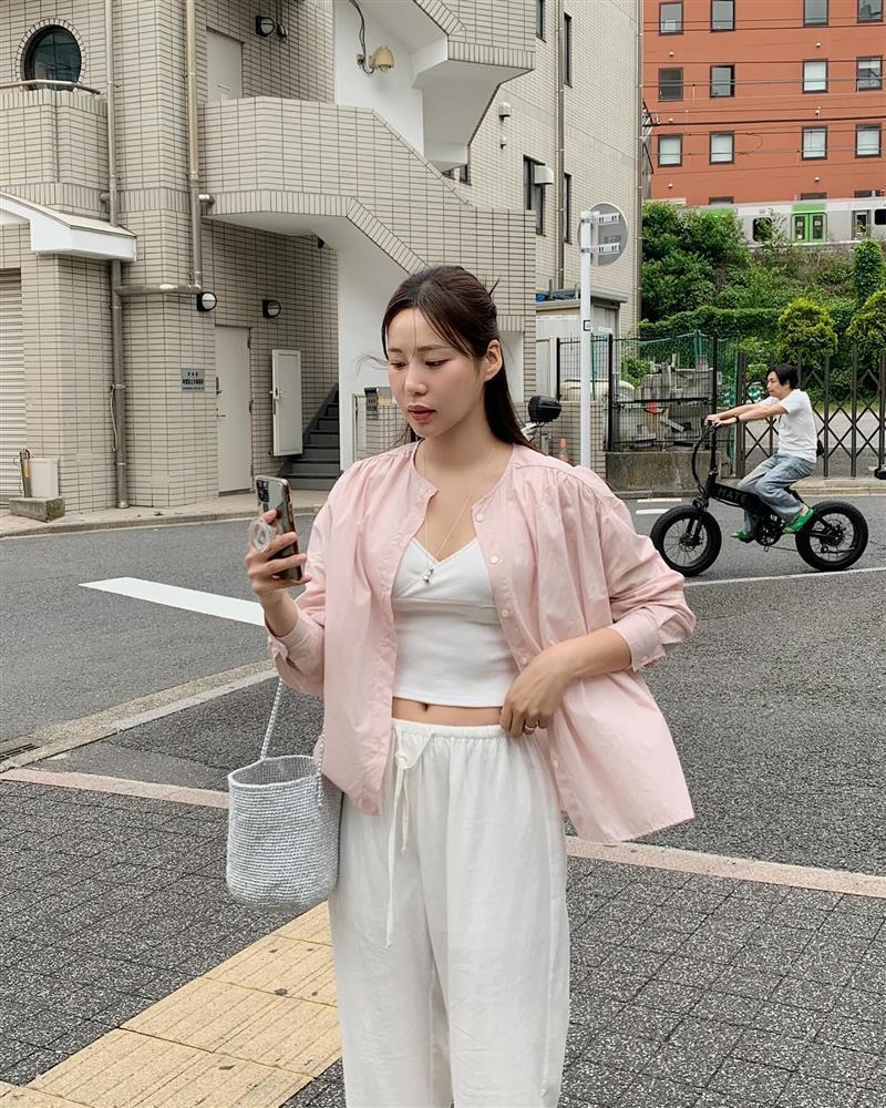 4 cách mặc quần ống rộng nhẹ mát, trẻ trung khi đi du lịch-4