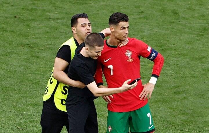 Fan cuồng quấy rối Ronaldo, UEFA yêu cầu tăng lực lượng an ninh-1