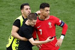 Fan cuồng quấy rối Ronaldo, UEFA yêu cầu tăng lực lượng an ninh
