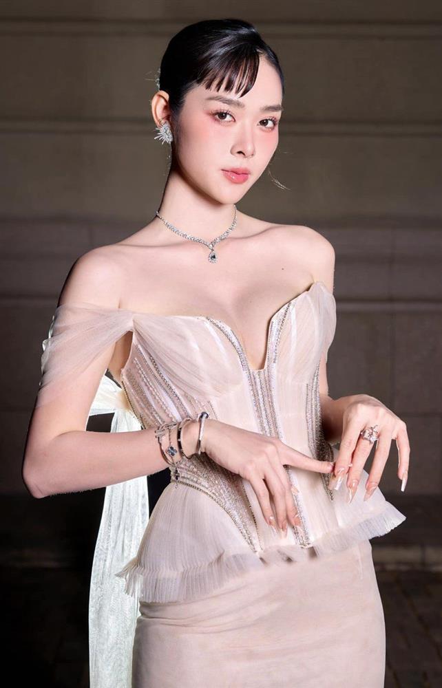 Nàng thơ của Lý Hải đi biển diện đồ bó khoe đường cong-1