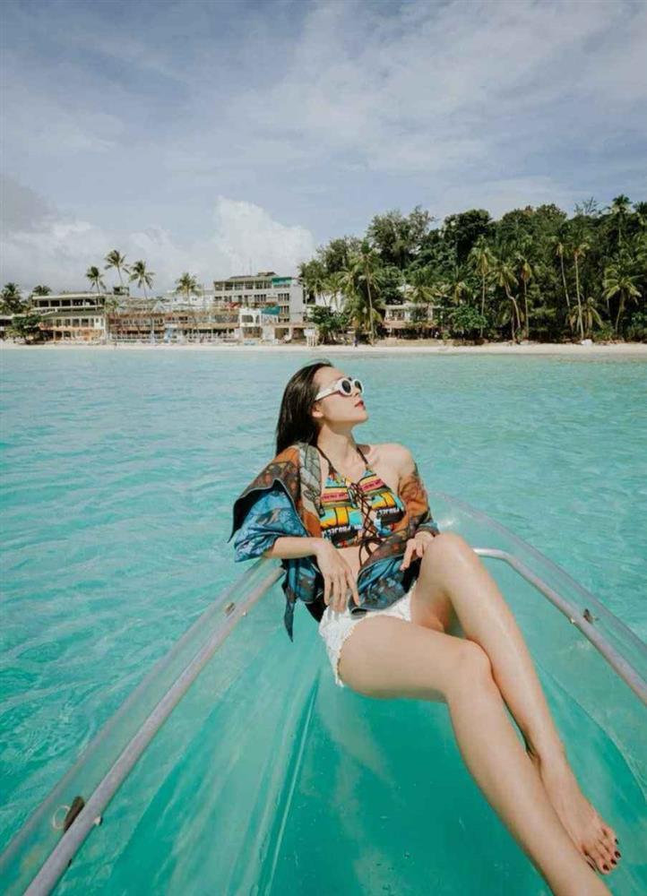 Diệp Bảo Ngọc đi biển diện đồ bó khoe đường cong