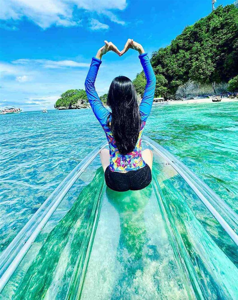 Nàng thơ của Lý Hải đi biển diện đồ bó khoe đường cong-4