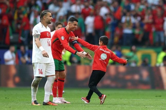 Fan nhí tiết lộ âm mưu đột nhập, vượt hàng rào an ninh và tiếp cận Ronaldo-3