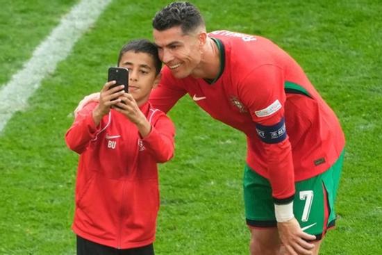 Fan nhí tiết lộ 'âm mưu' đột nhập, vượt hàng rào an ninh và tiếp cận Ronaldo