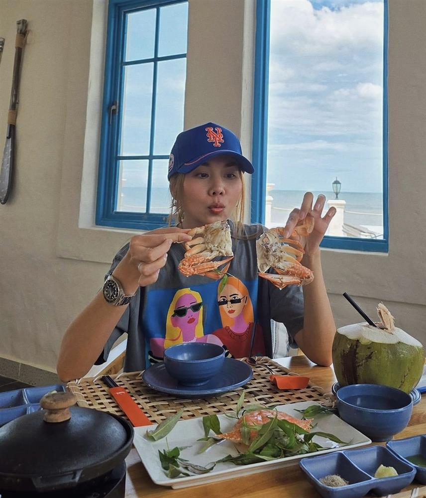 Thanh Hằng diện bikini bốc lửa nghỉ dưỡng cùng chồng nhạc trưởng-8