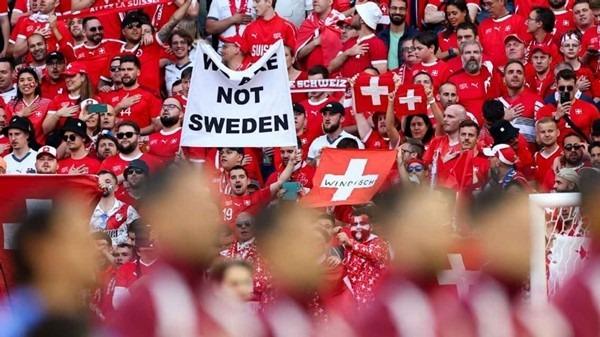 Tấm bảng lạ mà fan ĐT Thụy Sĩ giơ cao trong trận với ĐT Đức có ý nghĩa gì?-1
