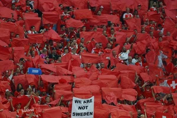 Tấm bảng lạ mà fan ĐT Thụy Sĩ giơ cao trong trận với ĐT Đức có ý nghĩa gì?-2