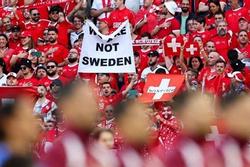 Tấm bảng lạ mà fan ĐT Thụy Sĩ giơ cao trong trận với ĐT Đức có ý nghĩa gì?
