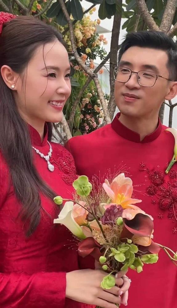 Lần đầu bê tráp, nhan sắc Phương Mỹ Chi gây chú ý trong đám cưới Midu và chồng doanh nhân-1