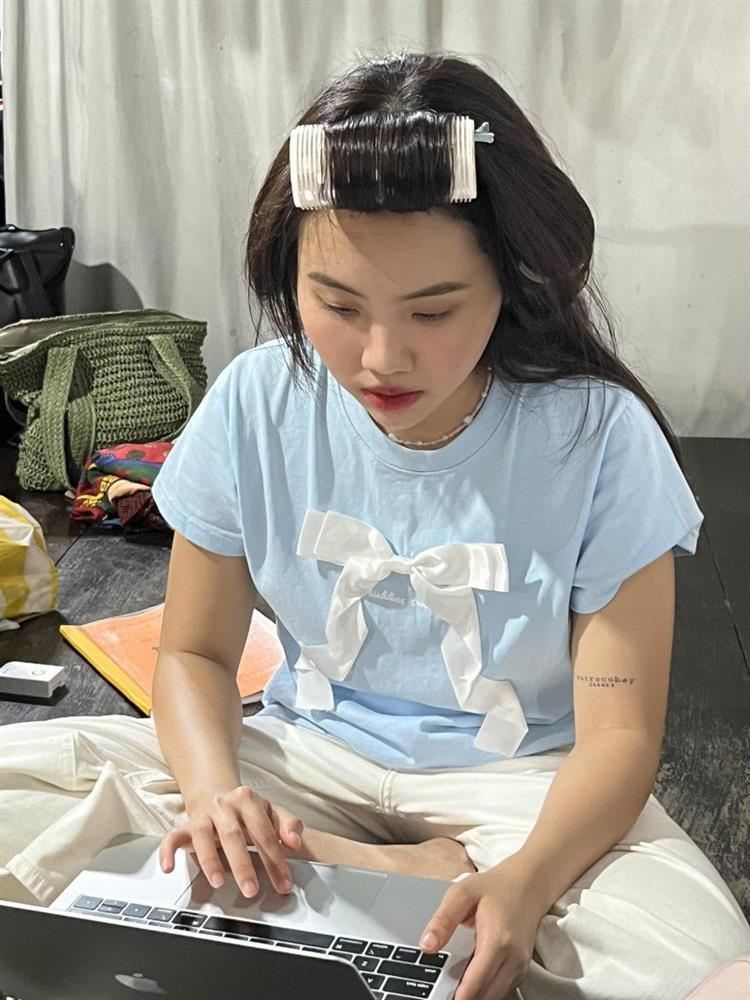 Lần đầu bê tráp, nhan sắc Phương Mỹ Chi gây chú ý trong đám cưới Midu và chồng doanh nhân-11