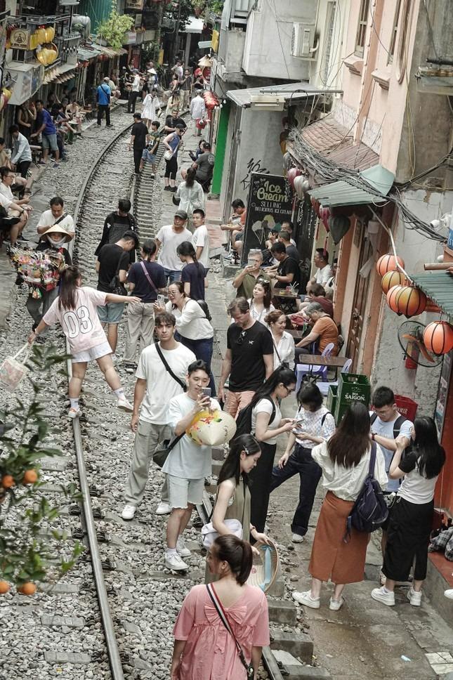 Cảnh khó tin ở phố cà phê đường tàu sau vụ cô gái lao ra đường ray-2