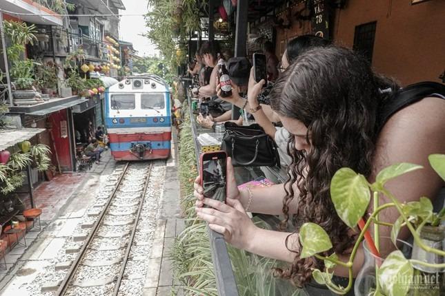 Cảnh khó tin ở phố cà phê đường tàu sau vụ cô gái lao ra đường ray-3