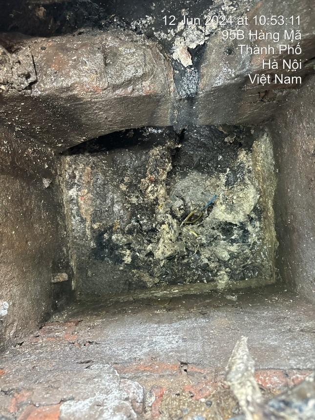 Xả nước váng mỡ xuống hệ thống thoát nước ở Hà Nội, chủ quán miến ngan phải nạo vét cống trả lại nguyên trạng-1