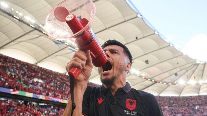 Ăn mừng kích động, tiền đạo bị cấm thi đấu tại EURO-1