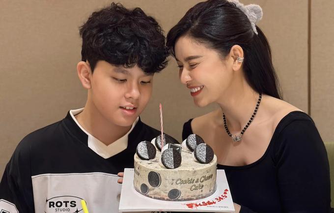 Quý tử nhà Trương Quỳnh Anh cao 1m8 vượt mẹ, tóc xoăn như sao nam Hàn Quốc-2